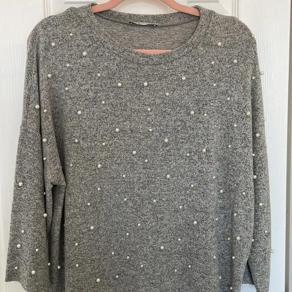 ZARA GRAY 3/4 SLEEVE SWEATER TOP RAW HEM WITH FAUX PEARL BEADS SIZE MEDIUM - Picture 3 of 8